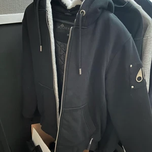 Moose knuckles jacka/hoodie - Den har aldrig använts, köptes i julas men är för stor! Det är size S. Den har avtagbar päls.