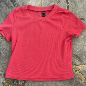 Tshirt - Rosa ny tshirt från shein, kroppad 