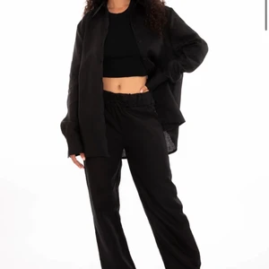 LINNEBYXOR A-DSGN - Säljer dessa linnebyxor från Alice Stenlöfs märke A-dsgn. Byxorna köptes för ca en månad sedan men är några storlekar för stora och säljes därför. Byxorna är helt oanvända! Storlek M