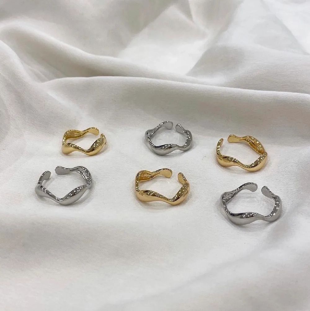 Ringar i både guld och silver! Silver ringen är sterlin silver medans den guldiga är guldpläterad. Ringen är justerbar och därför funkar den för alla fingrar.🤩. Accessoarer.