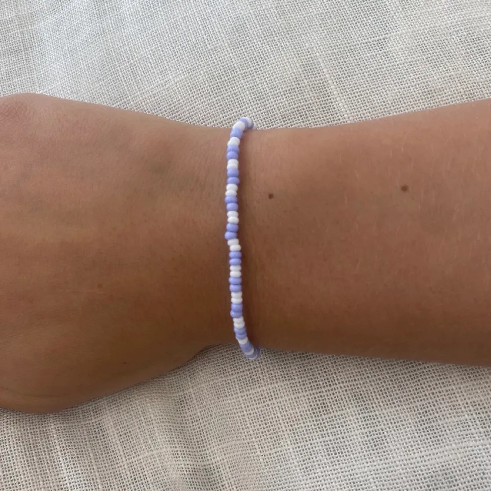 Vi säljer massor av olika armband som är hemma gjorda. Kan göra olika färger och modeller, skriv eller skicka bild på vad som önskas. 35kr st, går att göra i halsband för 65kr st. 13kr frakt❤️. Accessoarer.