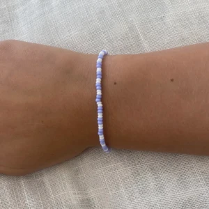 Pärlarmband  - Vi säljer massor av olika armband som är hemma gjorda. Kan göra olika färger och modeller, skriv eller skicka bild på vad som önskas. 35kr st, går att göra i halsband för 65kr st. 13kr frakt❤️