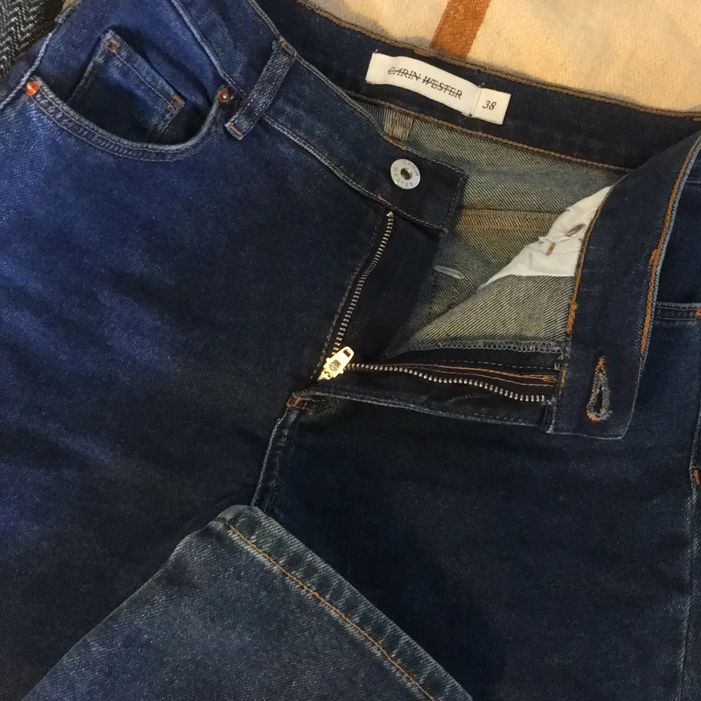 Mörkblå jeans från Carin Wester i storlek 38, de är i nytt skick och knappt använda!💖. Jeans & Byxor.