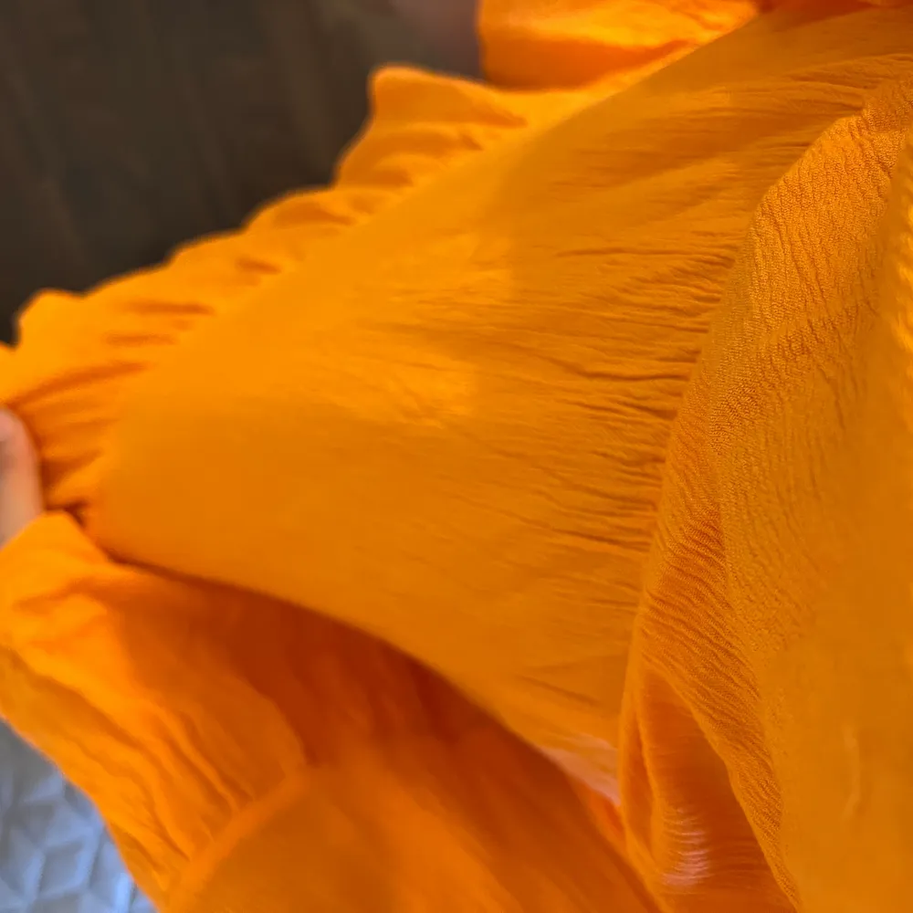 Intressekoll på min Orangea voulang klänning, ÄLSKAR!! 😍 aldrig fått till användning därav säljes. 100 plus frakt, strl 38 men skulle säga mer åt one size hållet🧡. Klänningar.