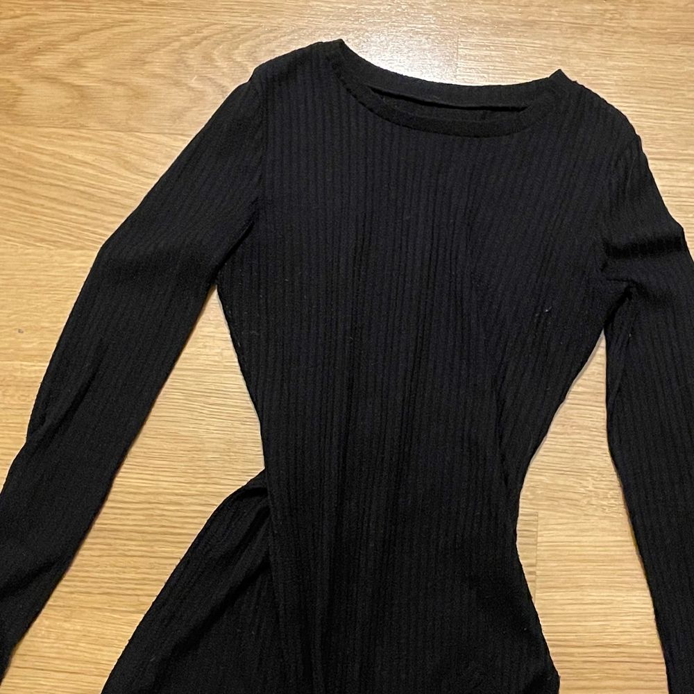 En fin enkel svart tröja med V cuts på sidorna. Om du blir nyfiken och vill ta reda på mer och se hur den ser ut på kan du kontakta mig. Köptes för lagom pris men säljs för lågt. . Tröjor & Koftor.
