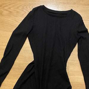 En fin enkel svart tröja med V cuts på sidorna. Om du blir nyfiken och vill ta reda på mer och se hur den ser ut på kan du kontakta mig. Köptes för lagom pris men säljs för lågt. 