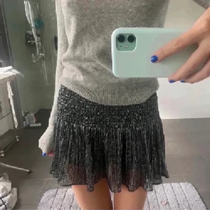 Zara glittrig kjol - Säljer denna populära glitter kjolen från zara. Använd fåtal gånger och därav i mycket bra skick😊