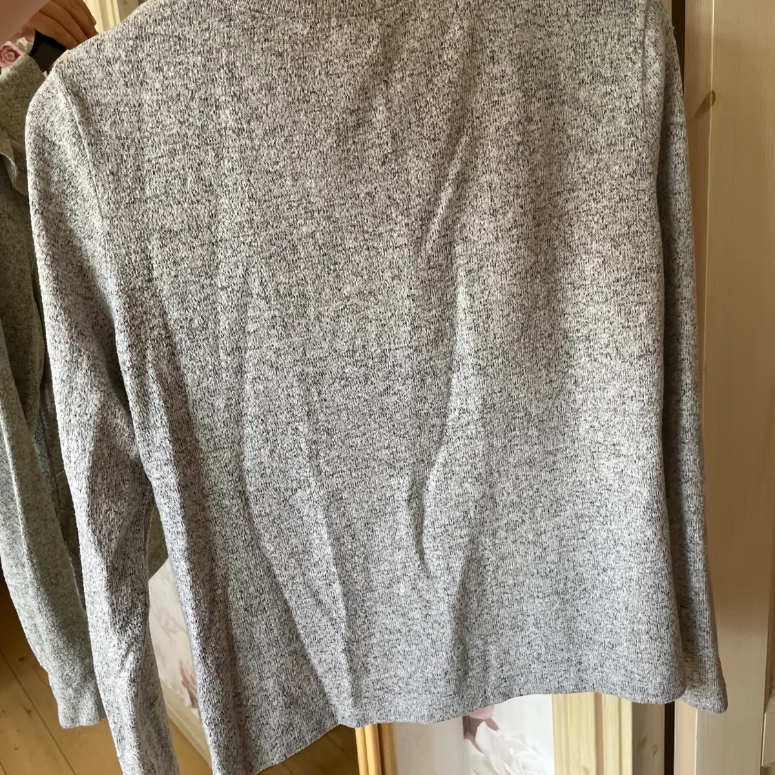 Tröja grå långärmad volang  - 91