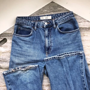 Jeans topshop - Supersnygga långa raka jeans från TopShop. Lite slitna längst ner på ena benet. Lägger sig supersnygga över skorna! 💙 passar mig som vanligtvis har storlek S och är 178 cm lång