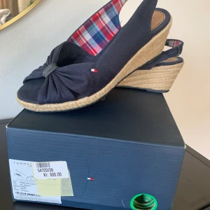 Sommar skor - Jättefina och bekväma sommarskor från Tommy Helfiger som nu vill sälja för att jag har storlek 37 och det var lite tajt. Har använt sparsamt några gånger. Nästan som ny. Inköpspris 800 kr, nu för 200.