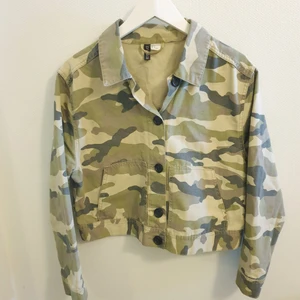 Kamouflagejacka  - Kamouflagejacka från H&M stl M Använd men mycket bra skick
