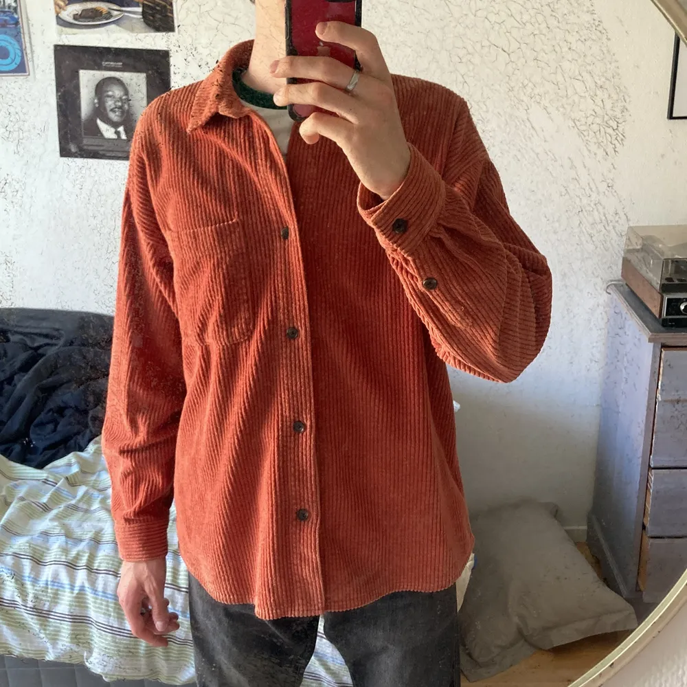 Urban Outfitters. Sällan använd skjorta i perfekt skick. Tvättad röd färg. Frakt blir extra kostnad men jag möter gärna upp. Skjortor.