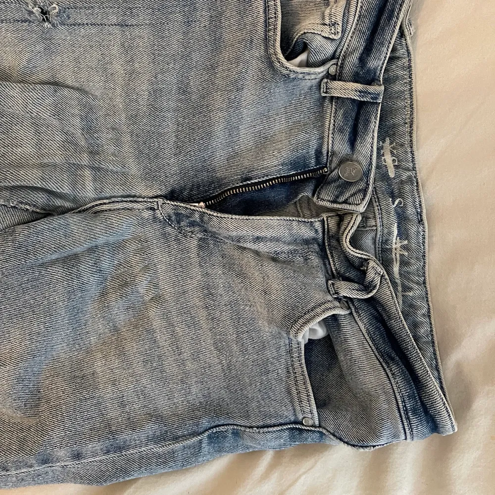 Jätte snygga midwaist slitna byxor från never denim . Jeans & Byxor.