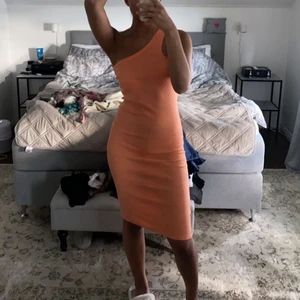 Klänning  - Säljer nu en väldigt fin sommarklänning köpt på Pull&bear i Spanien pga att den aldrig kommit till användning. Köpt för 130kr i storlek L och jag är 175 cm lång 💓