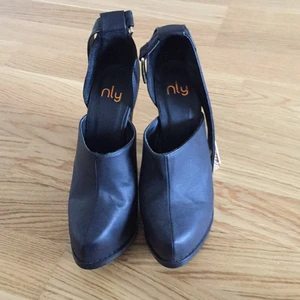 Nly - Hög klack med guld / mässing detaljer storlek 37