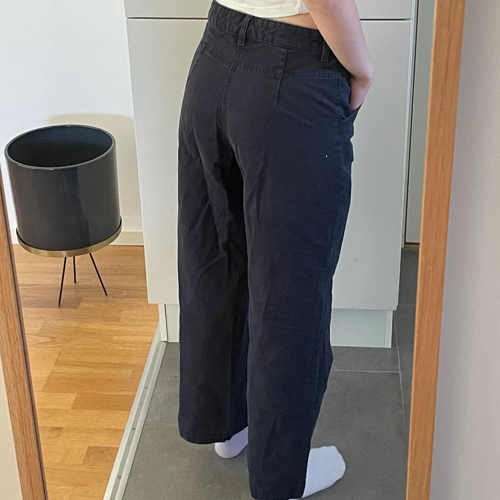 Säljer dessa mörkblå, vida byxorna från Monki i storlek 38. Jag är 158 cm och bär oftast storlek 32-34. Dessa byxor är lite för vida i midjan för mig men längden är perfekt.. Jeans & Byxor.
