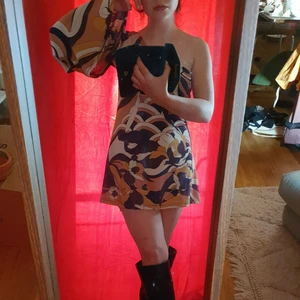 Retroklänning, storlek 36/38 - Den mest perfekta klänningen/blusen jag sett?! Sådan 60/70-talskänsla över den🌻