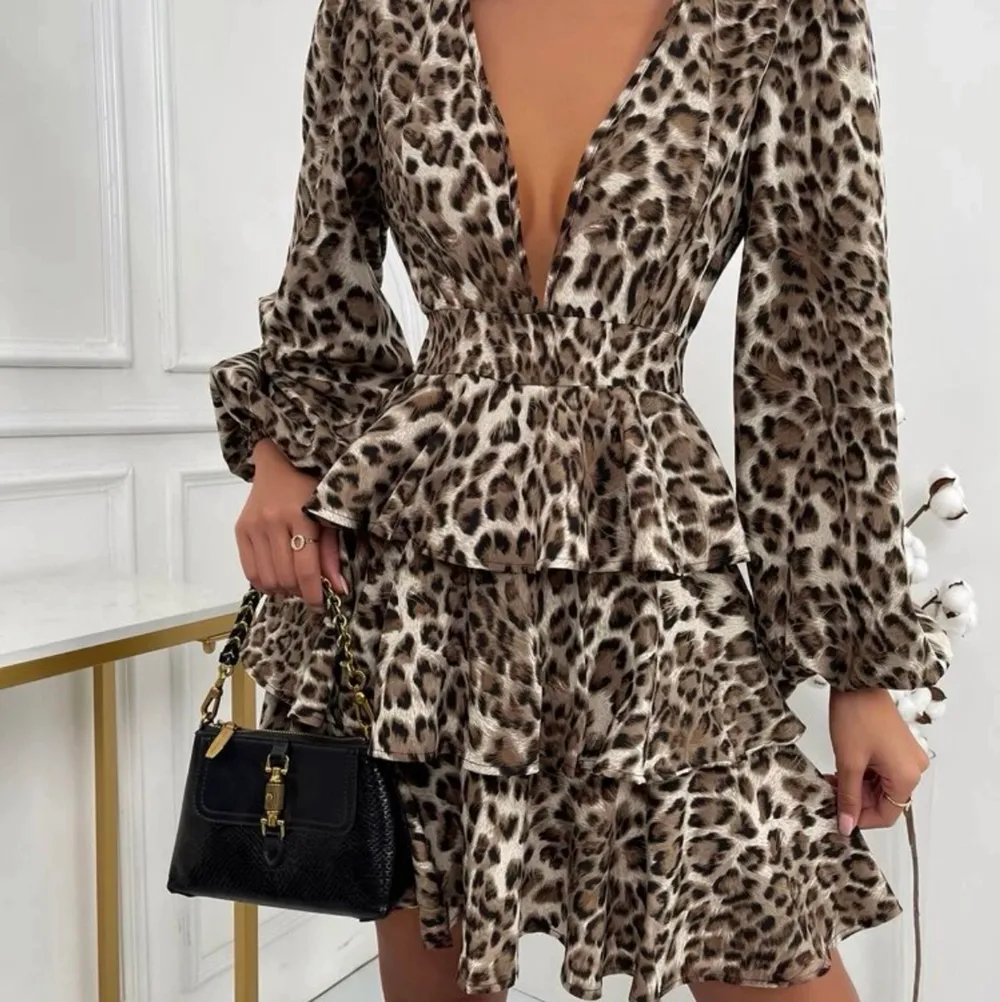 Nu säljer jag min leopard klänning då jag tog fel storlek. Budgivning från 140kr eller köp direkt för 200kr. Jag står för frakten💗 Frakten är inkluderad i priset!. Klänningar.