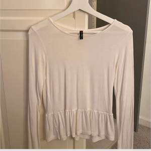 GRATIS FRAKT💓Fin vit tröja med volang💗 Köpte för längre sen men den har bara hängt i garderoben💞
