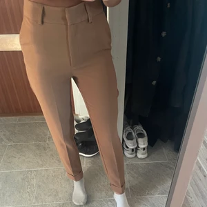 Beiga kostymbyxor - Beiga stretchiga kostymbyxor, säljs för 150kr i storlek S