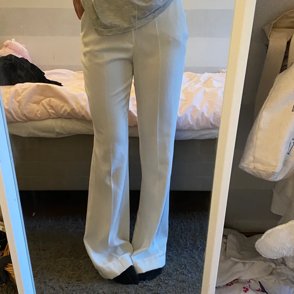 Säljer mina somriga vita kostymbyxor från Zara ☀️  Endast använda tre gånger och därav i mycket bra skick. Byxorna är i storlek S och är ganska långa för mig som är ungefär 171 cm🌻 Säljer för 150kr + frakt men priset kan diskuteras. (Andra bilden är lånad). Jeans & Byxor.