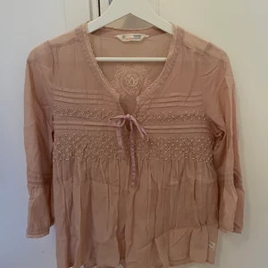 Blus - Säljer nu min odd Molly blus i mycket fint skicka. Köparen står för frakt. Skicka pm vid frågor och intresse💗