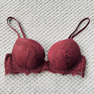 Lindex spetsbh - Aldrig använd. Tyvärr är storlekslappen bortklippt. Push-up bh från Lindex. Tror det är en 80b.