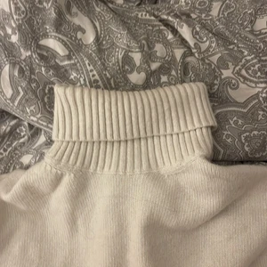 Stickad vit tröja  - Säljer min vita stickad tröja, använt den under en månads tid, den är Jätte fin och varm och är ganska luftig  Den är i stolek L men passar omg man vill ha lite overside M Kan mötas upp och frakta
