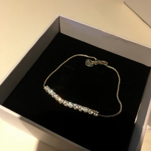 armband från thomas sabo  - armband från thomas sabo, stearling silver med ”diamanter”/strass. aldrig använt!  köpt 2018 på ”juvelen” i falun för 999kr.   pris kan diskuteras vid snabb affär!  skickas med spårbart 29kr via plick, eller för 25kr med frimärken. möts även upp i danholn