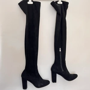 Stövletter NLY - Lårhöga stövletter ifrån NLY. Fint men använt skick. 10cm klack.
