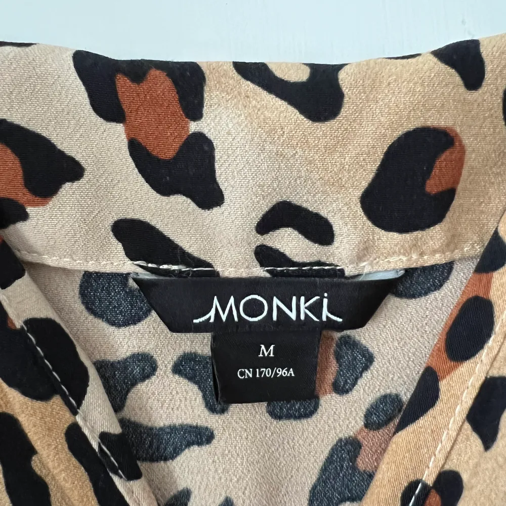 Leopardmönstrad slip in-klänning från Monki i storlek M. Längd är till mitten av låren på mig som är 160 cm. . Klänningar.