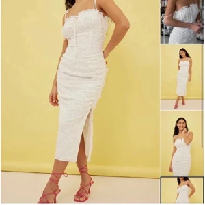 Vit klänning  - Vit klänning från nakd, endast använd en gång💓 nypris 700kr Köpare står för frakt om den ska skickas