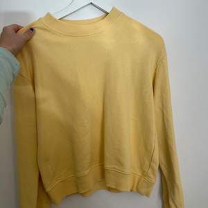 Gul sweatshirt i storlek S från NAKD som aldrig är använd. Pris: 200kr inkl. Frakt