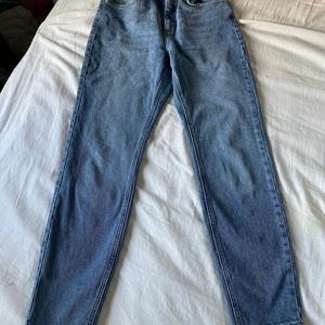 Jeans  - Blåa Jeans använda några få gånger. Storlek:34