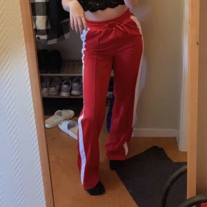 Slutsålt Set från Monki  - Skitsnyggt set från Monki! Byxorna är tyvärr för långa för mig, är 158cm. Topp&byxor använt endast en gång. Kan sälja byxor enskilt. Köpt för 500kr, säljer för 300kr 