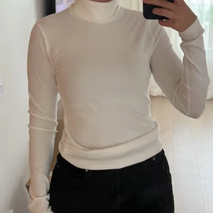 Vit polotröja - Den perfekta vita polotröjan i mjukaste materialet🤍