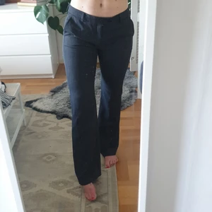 Filippa K - LOW RISE kostymbyxor - Bootcut kostymbyxor med låg midja från Filippa K. Mörkgråa. Långa i benen. Storlek large men passar även för personer I str medium. Väldigt gott skick. 