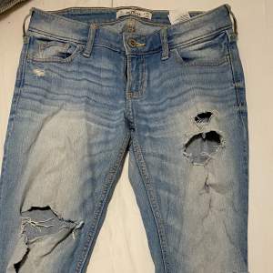 Säljer dessa lågmidjade jeans från Hollister i storlek midja 25, längd 29. Perfekt på mig som är 1.67. Säljer för 200:-