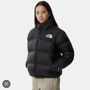 North face jacka - Säljer pga att jag har en ny jacka. Den är använd förra vintern och jag är den enda som använt den, alltså köpte jag den ny. Den är i bra skick utan skador, kom gärna privat för fler bilder. 