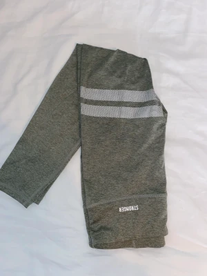 Stronger träningstights  - helt oanvända träningstights (nypris runt 500kr), säljs då de ej kommer till användning. Skriv i dm om du har frågor, pris som står gäller💕💕 Säljer fler träningsplagg på min sida!! Köpare står för frakt. 