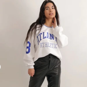 Oversized tröja - Säljer min snygga Oversized tröja från pull and bear för att den kommer inte till användning❤️köpte den för 500kr