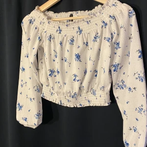 Blommig långärmad topp - Superfin, blommig långärmad som jag tyvärr inte fått någon användning för - bara skriv om du har några funderingar!💙