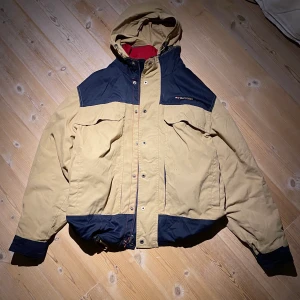 Tommy hilfiger jacka - Vintage tommy hilfiger jacka, dragkedjan är lite svår att stänga men annars i bra skick! 
