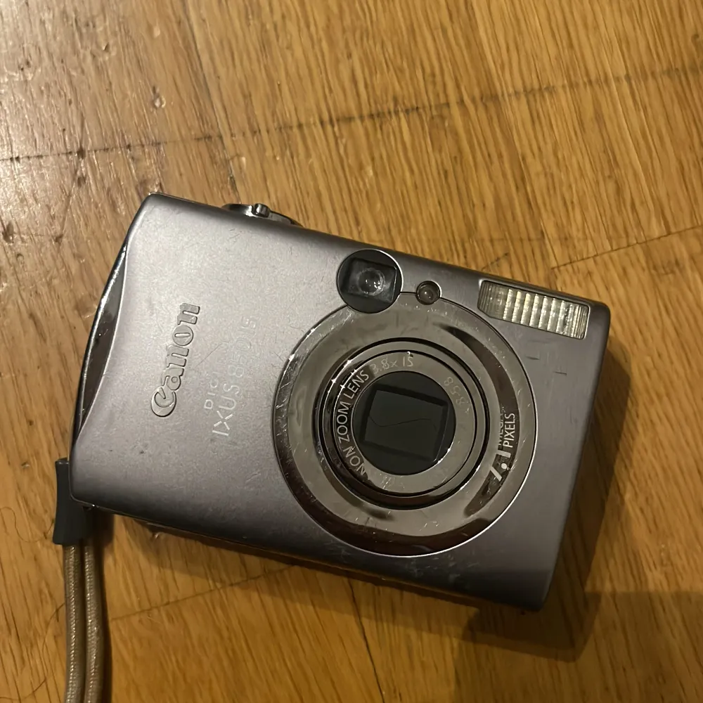 Säljer min digitalkamera, Canon IXUS 850IS. De finns ej laddare till men batteriet funkar ,de finns laddare att beställa på amazon. La in ett exempel på hur bilderna kan se ut med kameran.. Accessoarer.