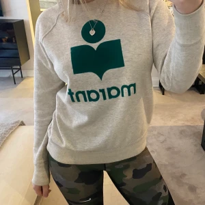 Isabel Marant tröja  - Intressekoll på min super fina Marant tröja😍😍Den är gråa med gröna detaljer🙌🏽Den är i jätte bra skick, nästan som ny!😍Tröjan är givetvis äkta