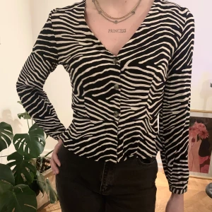 Fin top! - Top från HM. Sparsamt använd. Ger väldigt fin figur.