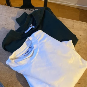 Två helt oanvända weekday sweatshirts!  - Helt oanvända sweatshirts från weekday i mörkgrön och vit! Köparen står för frakten! En för 240 båda för 400! 