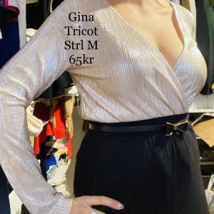 Ljus champagnefärgad omlottopp.  - Superfin omlottopp i färgen ljus champagne.  Croptop. 