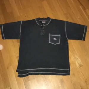 Jnco tshirt - En skit cool Jnco T-shirt. Kvalite 9/10 inga fläckar eller hål men den är lite noppig. Står ingen storlek men den motsvarar en Large