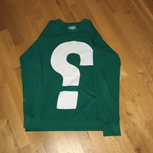 Sweet sktbs tröja - En sweet sktbs long sleeve i grön färg. Kvalite 10/10 inga hål eller fläckar. Bara använd fåtal gångerna 